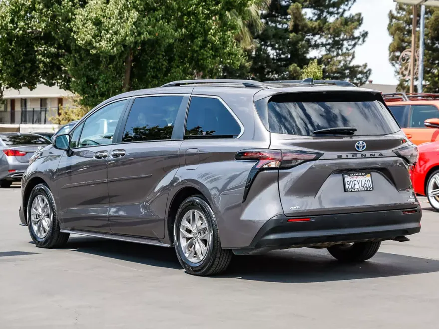 2023 Toyota Sienna XLE photo 1