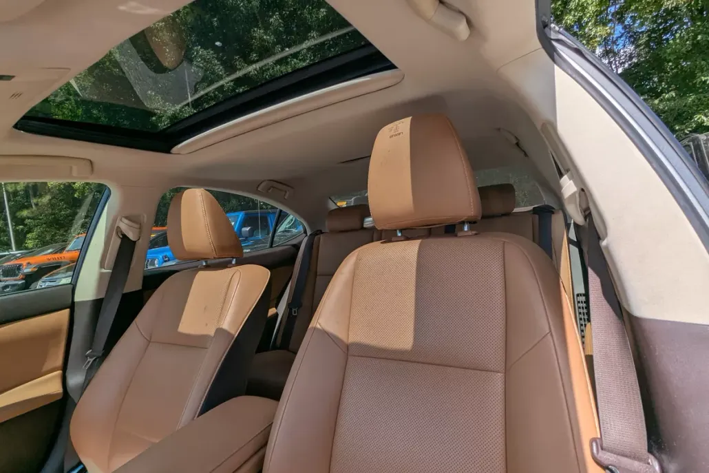 2016 Lexus ES 300h photo 1
