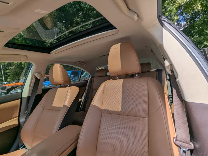 2016 Lexus ES 300h photo 1