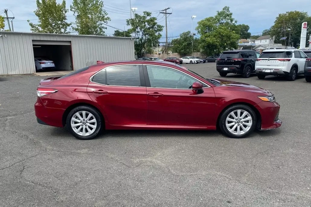 2019 Toyota Camry LE photo 1