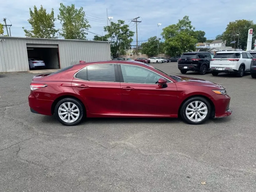 2019 Toyota Camry LE photo 1