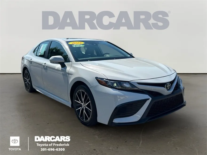 2022 Toyota Camry SE photo 1