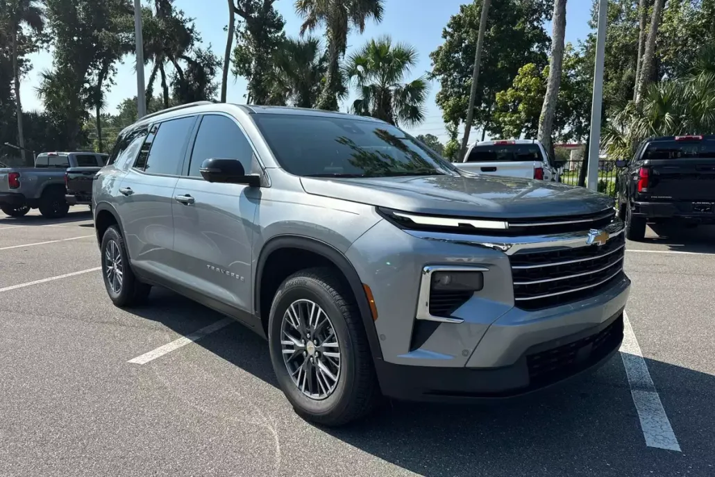 2026 Chevrolet Traverse LE photo 1