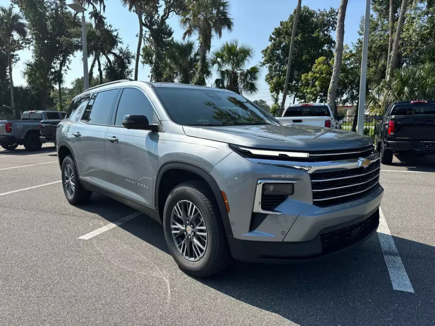 2026 Chevrolet Traverse LE photo 1