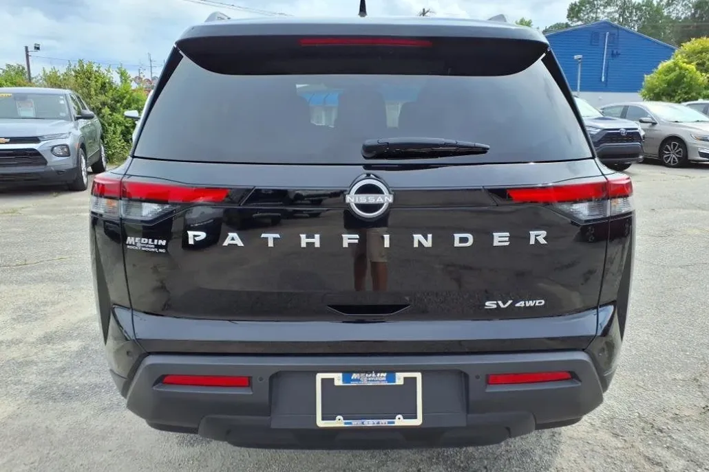 2024 Nissan Pathfinder SV photo 1