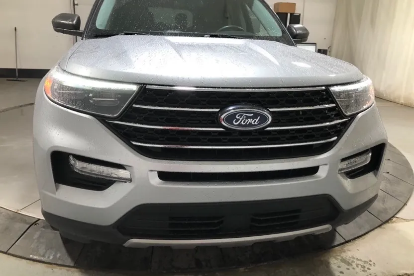 2023 Ford Explorer XLT photo 1