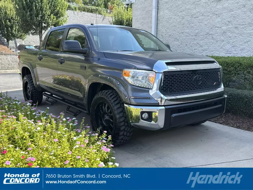 2017 Toyota Tundra SR5 photo 1