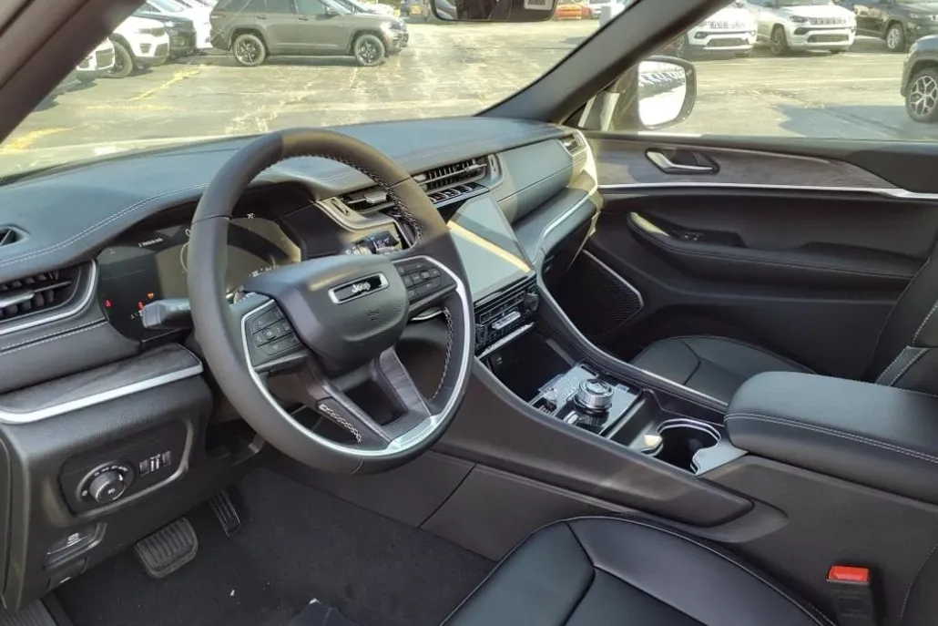 2025 Jeep Grand Cherokee Limited photo 1