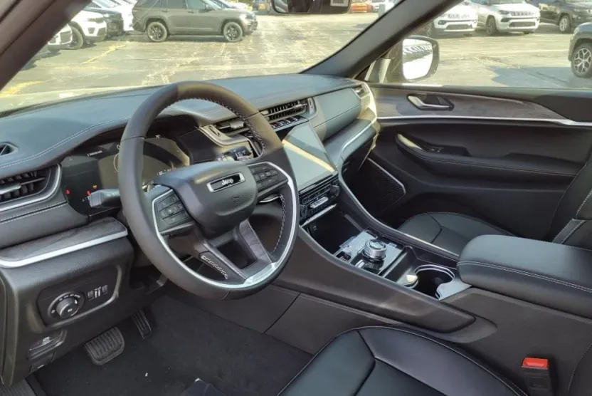 2025 Jeep Grand Cherokee Limited photo 1