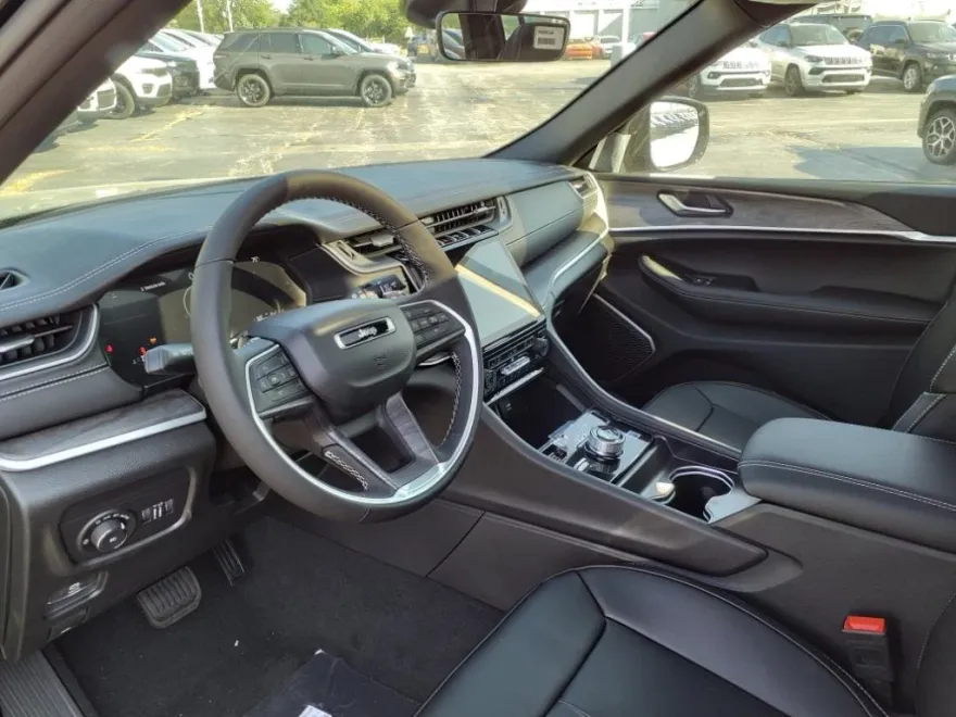 2025 Jeep Grand Cherokee Limited photo 1
