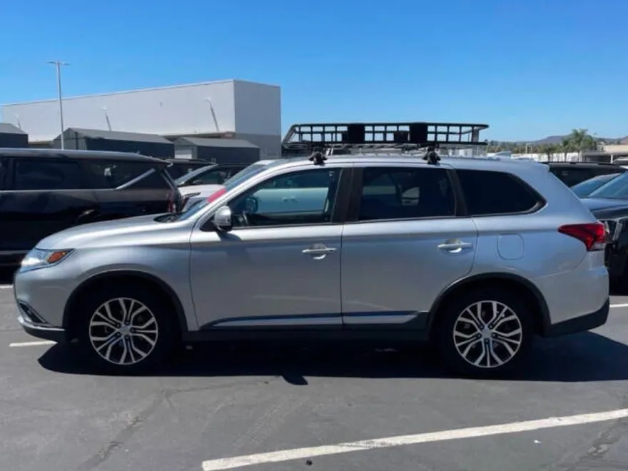 2018 Mitsubishi Outlander ES photo 1