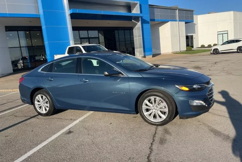 2024 Chevrolet Malibu 1LT photo 1