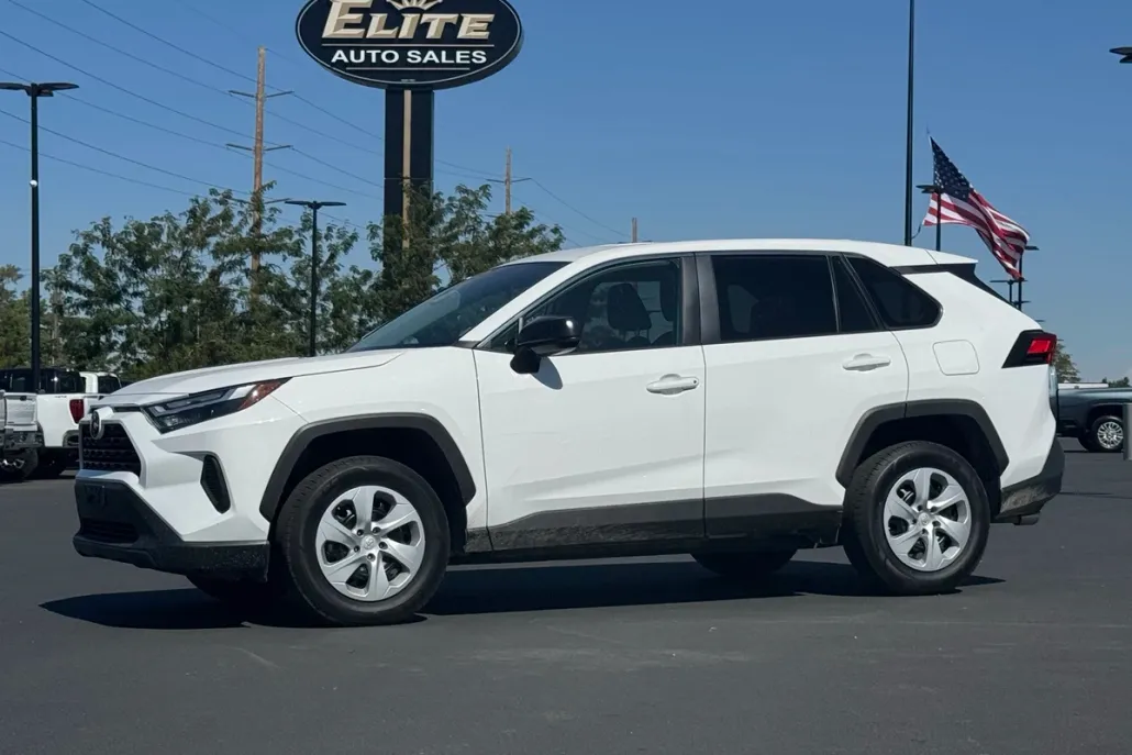 2024 Toyota RAV4 LE photo 1