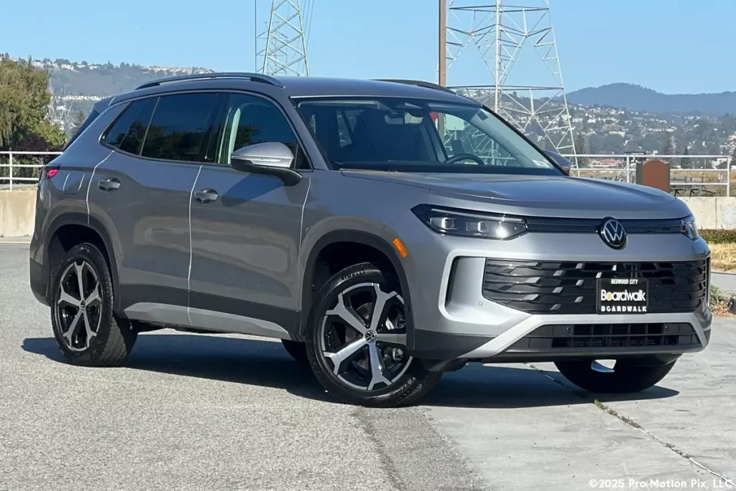 2025 Volkswagen Tiguan SE photo 1