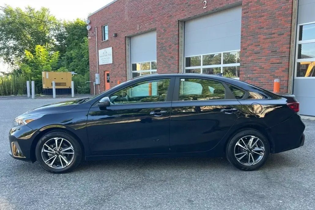 2022 Kia Forte LXS photo 1