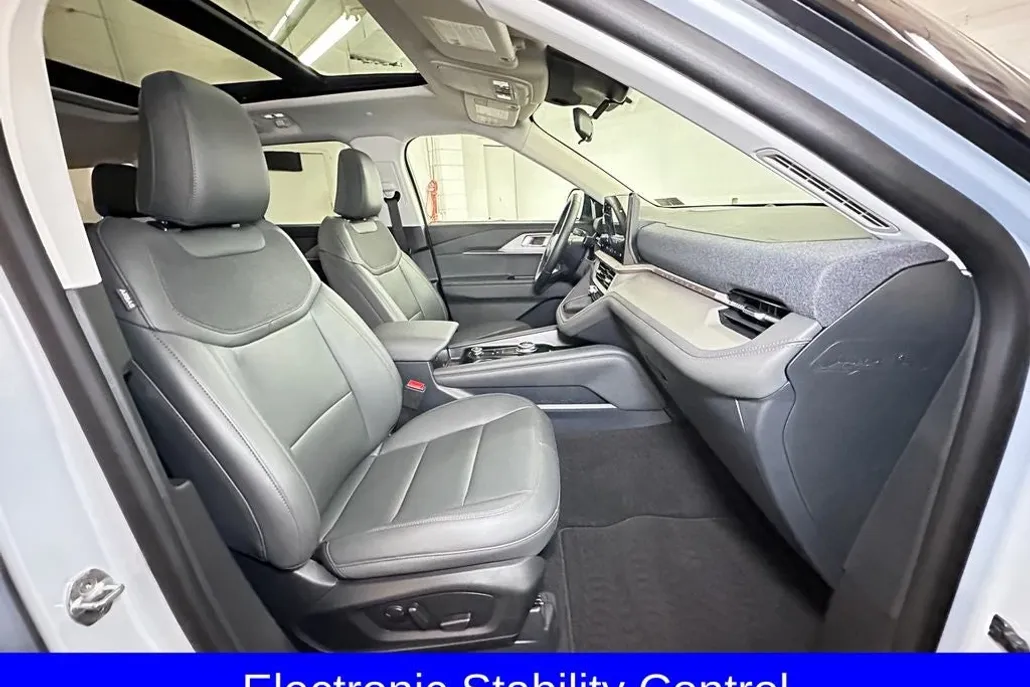2025 Ford Explorer photo 1