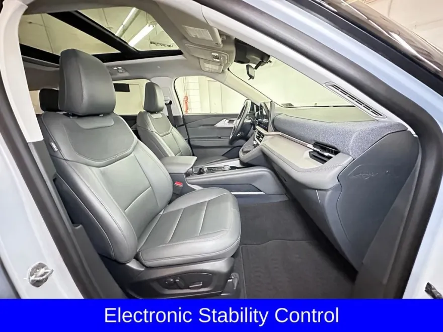 2025 Ford Explorer photo 1