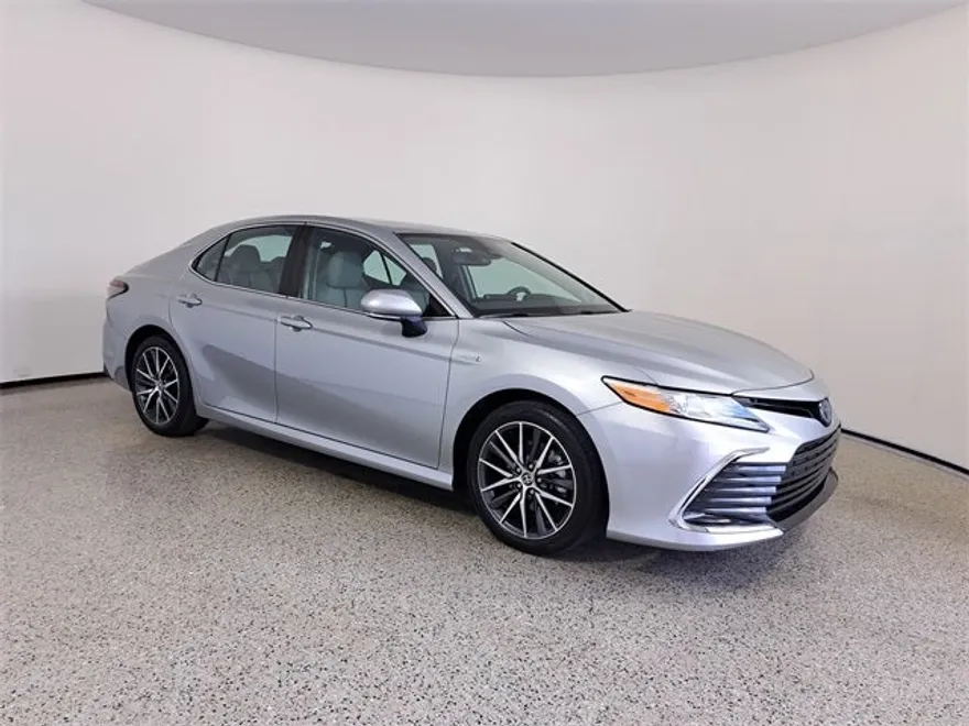2021 Toyota Camry Hybrid XLE photo 1