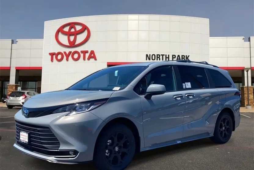 2025 Toyota Sienna Woodland Edition photo 1