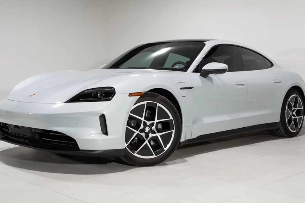 2025 Porsche Taycan photo 1