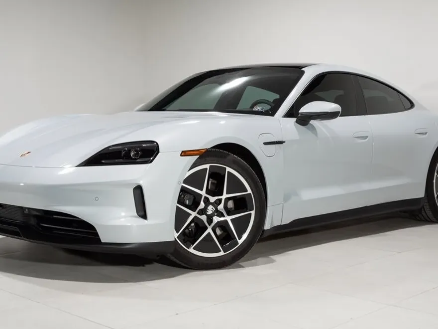 2025 Porsche Taycan photo 1