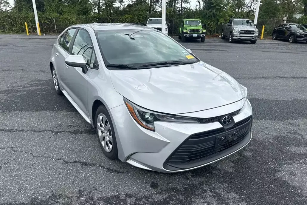 2024 Toyota Corolla LE photo 1