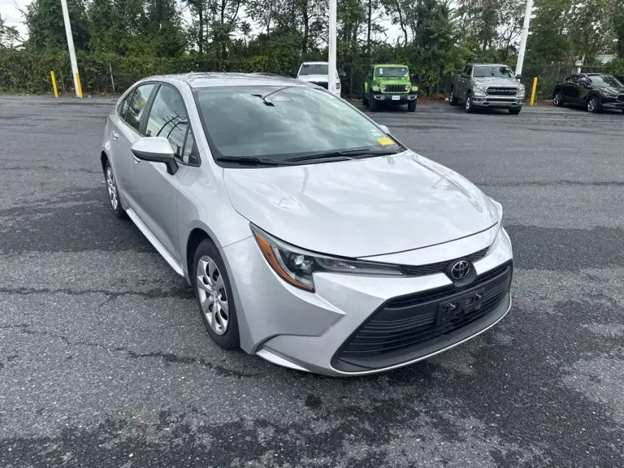 2024 Toyota Corolla LE photo 1
