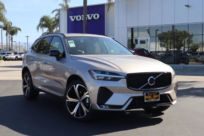 2025 Volvo XC60 B5 photo 1