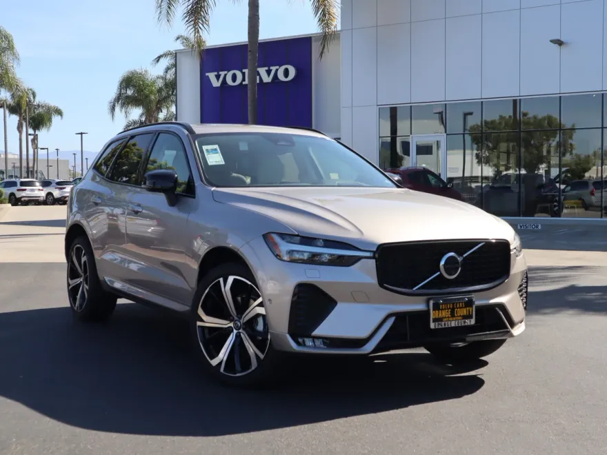 2025 Volvo XC60 B5 photo 1