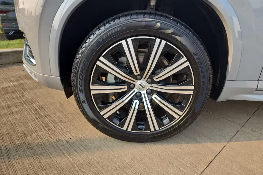 2025 Volvo XC90 B5 Core photo 1