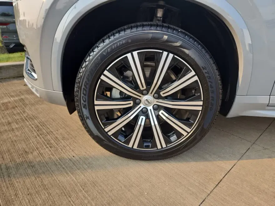 2025 Volvo XC90 B5 Core photo 1