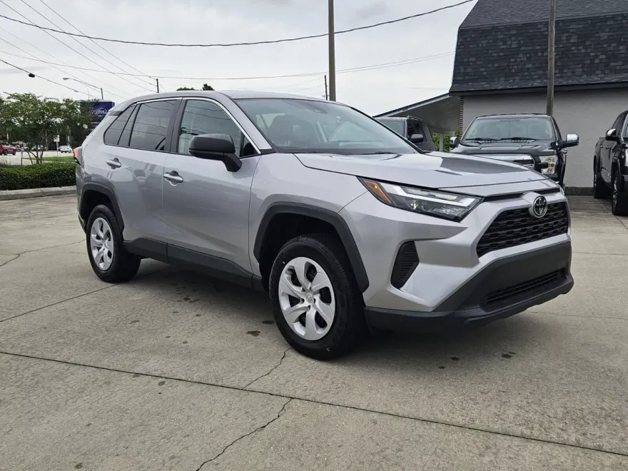 2023 Toyota RAV4 LE photo 1