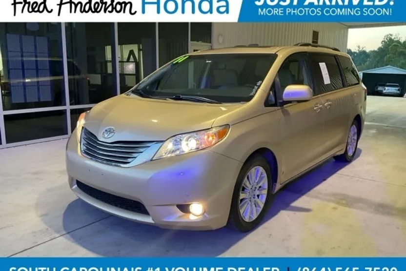 2011 Toyota Sienna Base photo 1