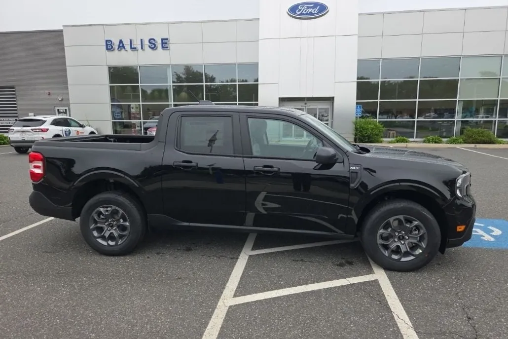 2025 Ford Maverick XLT photo 1