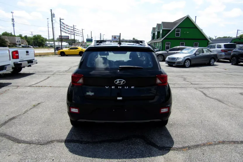 2024 Hyundai Venue SEL photo 1