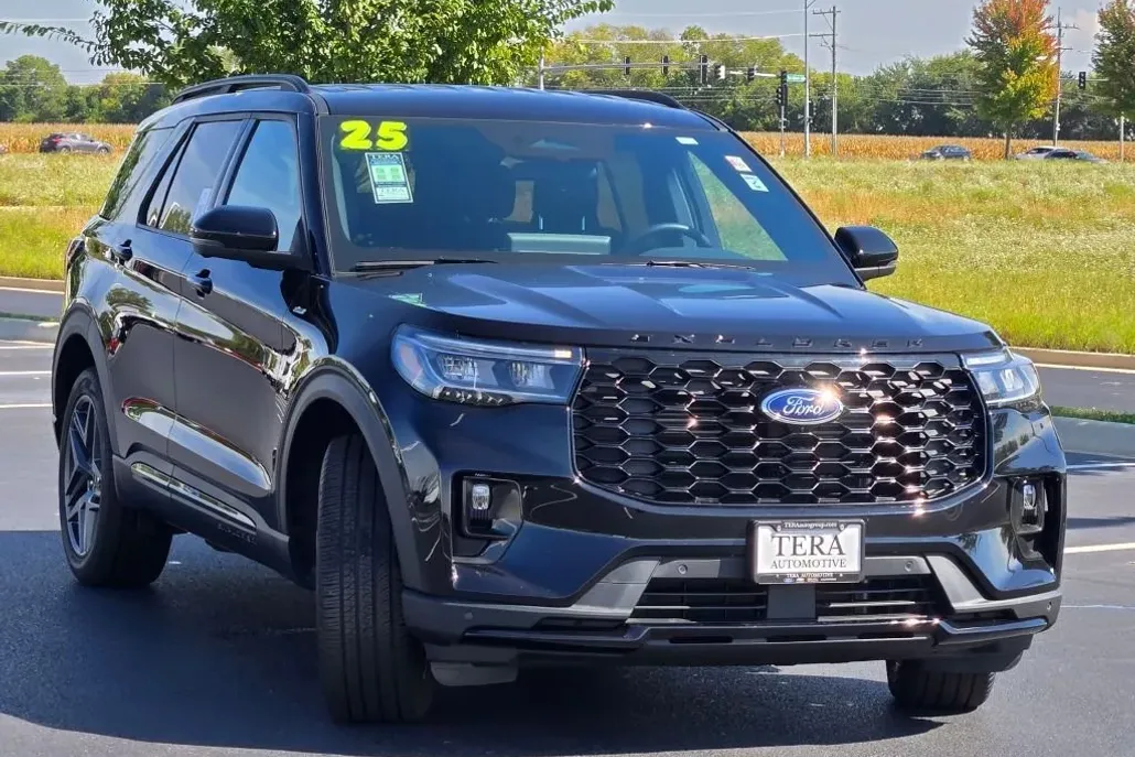 2025 Ford Explorer ST-Line photo 1