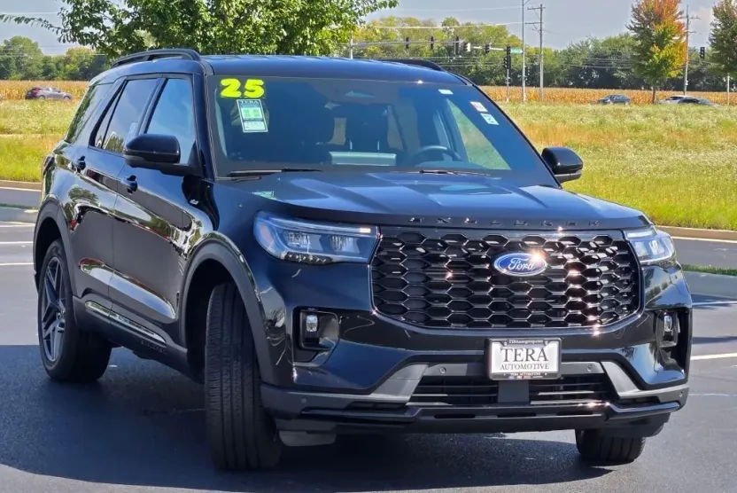 2025 Ford Explorer ST-Line photo 1