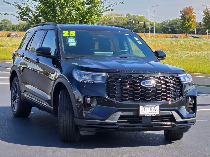 2025 Ford Explorer ST-Line photo 1