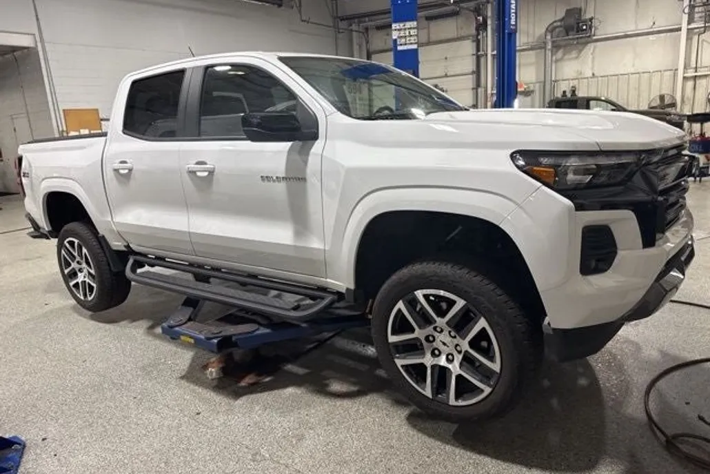 2024 Chevrolet Colorado Z71 photo 1