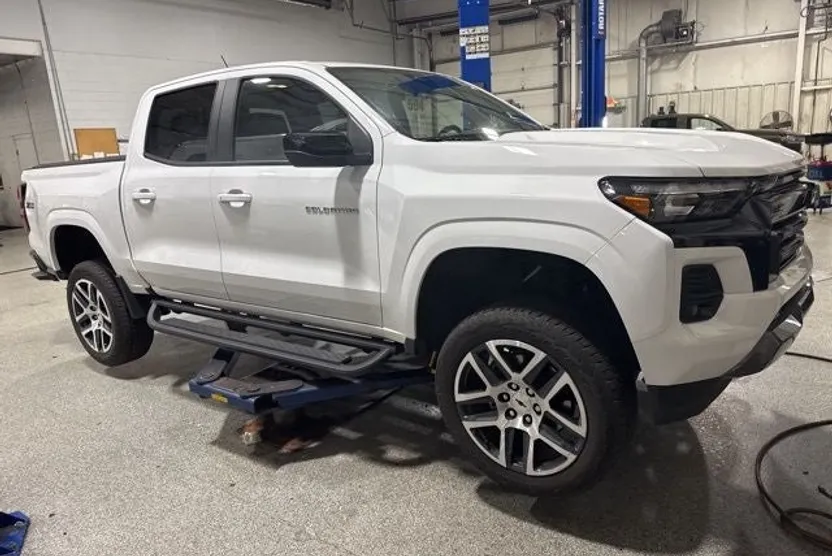 2024 Chevrolet Colorado Z71 photo 1
