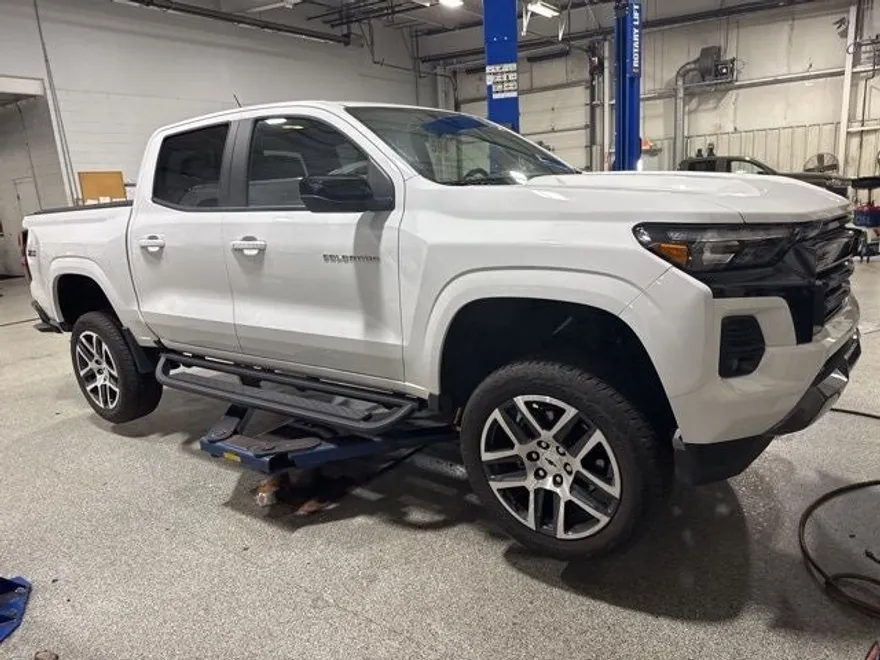 2024 Chevrolet Colorado Z71 photo 1