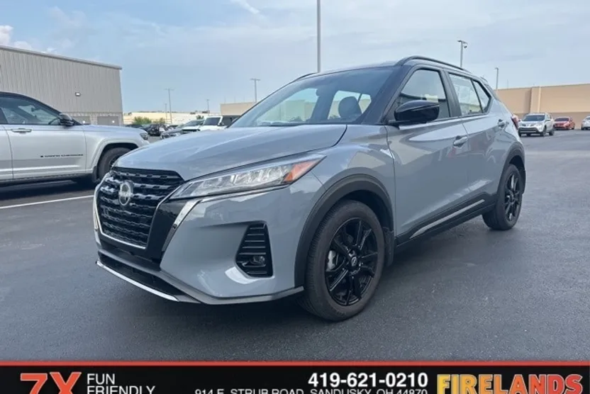 2023 Nissan Kicks SR photo 1