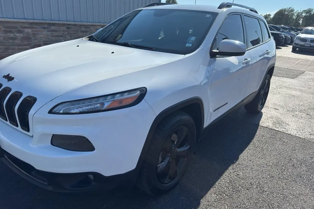 2015 Jeep Cherokee Altitude photo 1