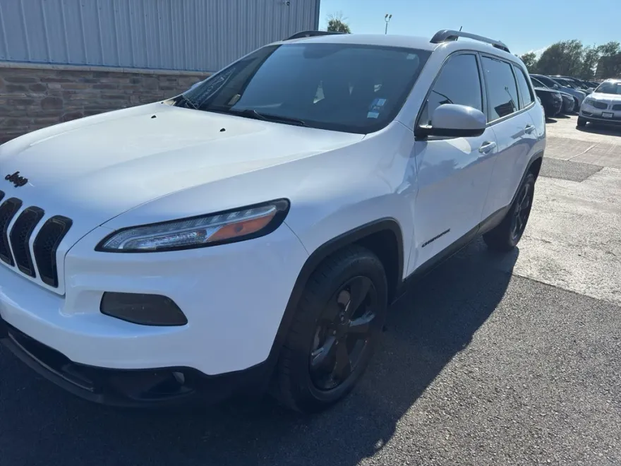 2015 Jeep Cherokee Altitude photo 1