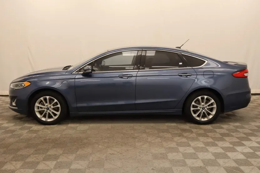2019 Ford Fusion Energi Titanium photo 1