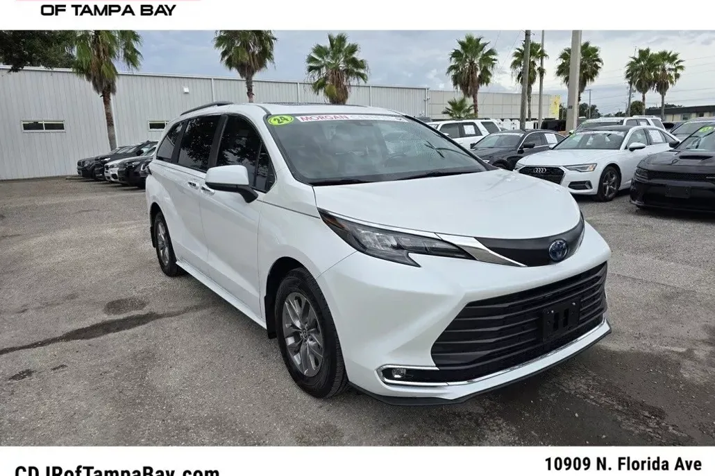 2024 Toyota Sienna XLE photo 1