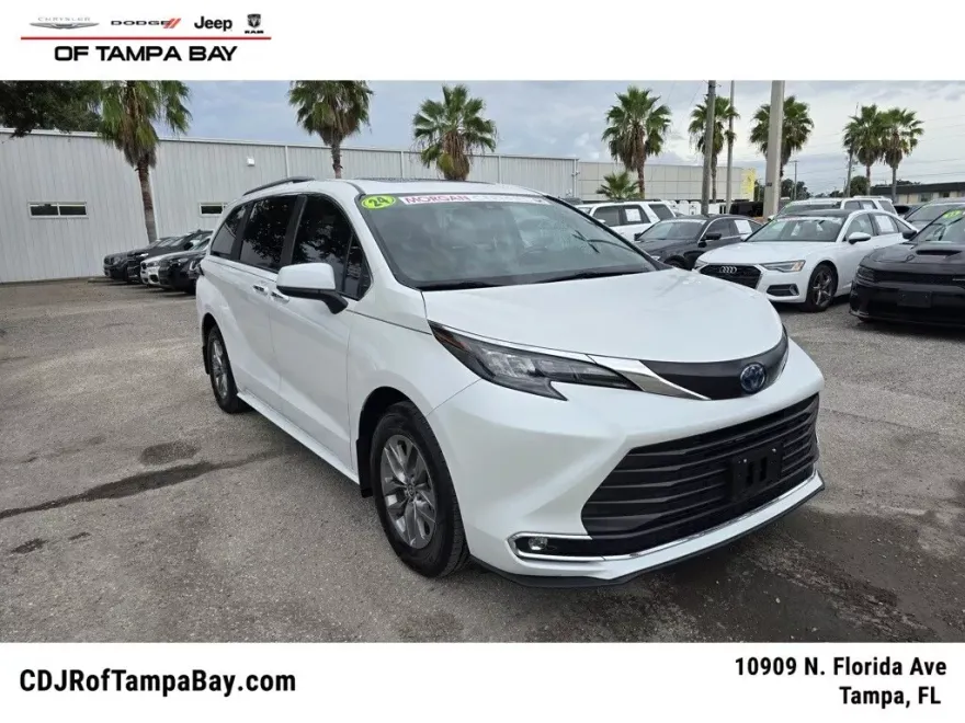 2024 Toyota Sienna XLE photo 1