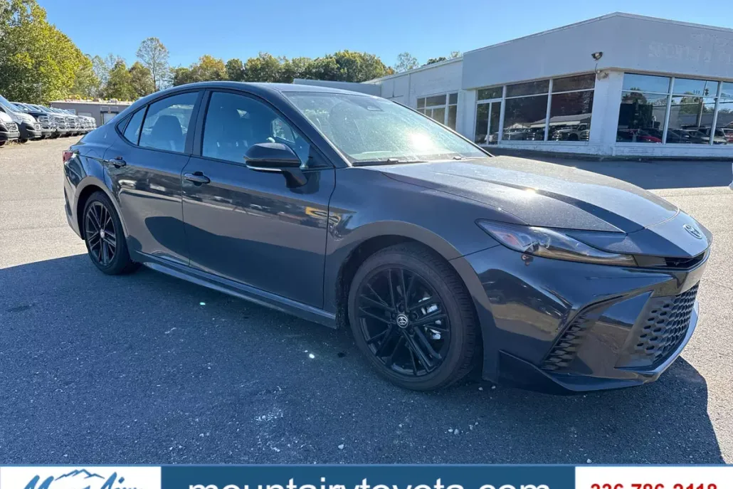 2025 Toyota Camry SE photo 1