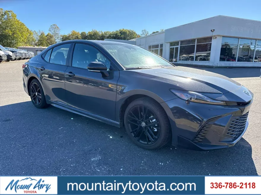 2025 Toyota Camry SE photo 1