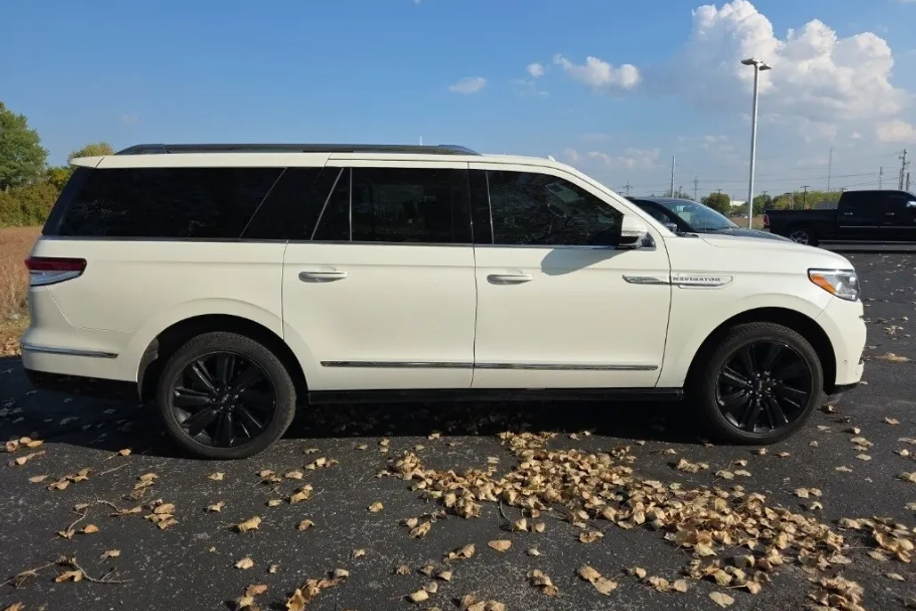 2023 Lincoln Navigator L Reserve photo 1